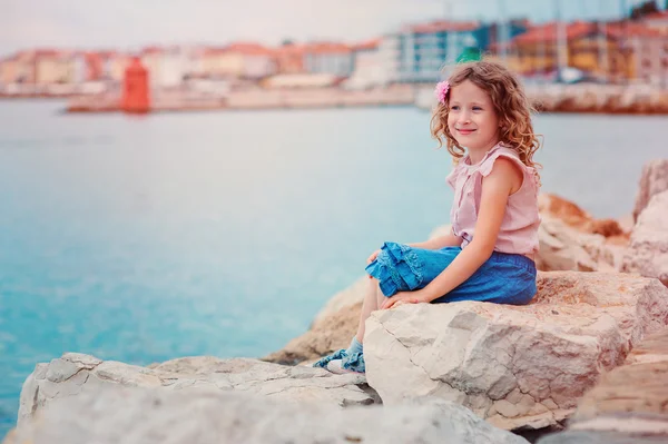 Niña en la playa de piedra — Foto de Stock