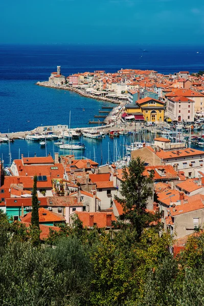 PIRAN, ESLOVÉNIA - cidade panorâmica e mar — Fotografia de Stock