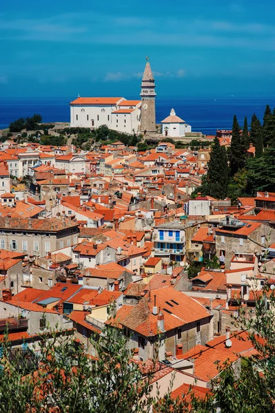 PIRAN, ESLOVÉNIA - cidade panorâmica e mar — Fotografia de Stock