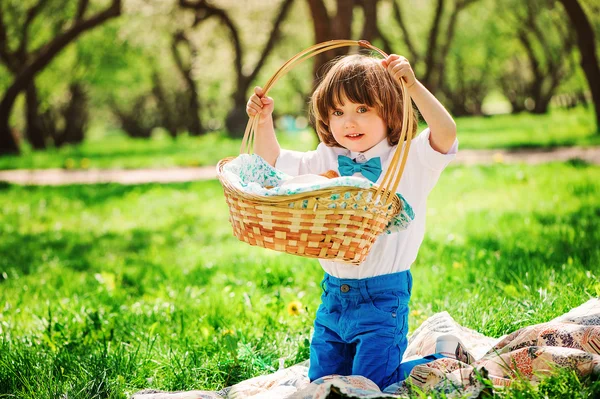 Bonito menino criança brincando com cesta — Fotografia de Stock