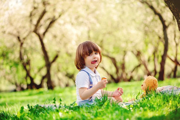 Lindo niño feliz — Foto de Stock