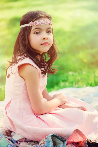 Retrato de niña reflexiva — Foto de Stock