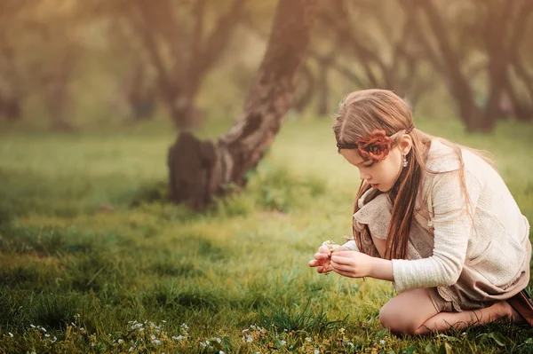 Criança menina colhendo flores — Fotografia de Stock