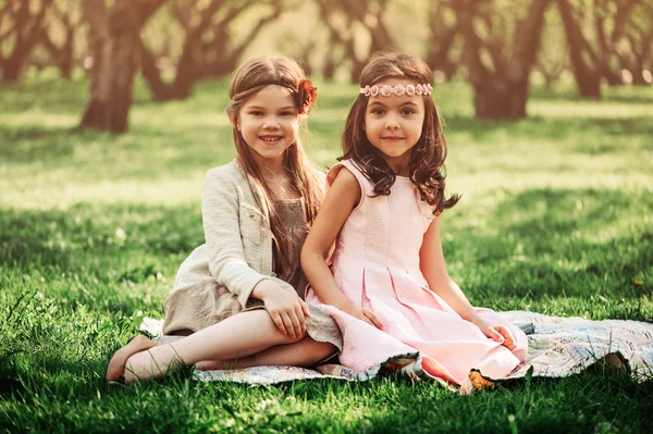 Dvě roztomilé dítě dívky čtení knihy — Stock fotografie