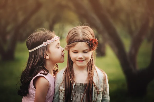 Dos niñas lindas — Foto de Stock