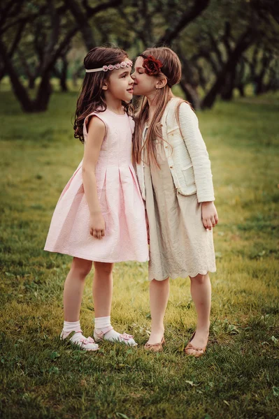 Deux filles mignonnes enfant — Photo