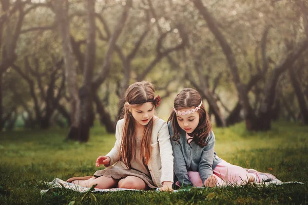 Deux jolies filles enfant livre de lecture — Photo