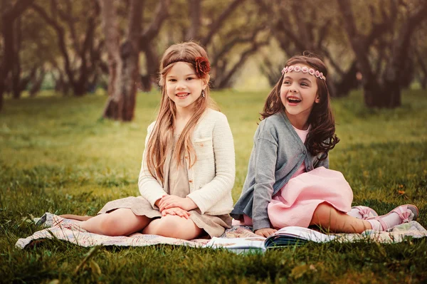 Dos niñas lindas lectura libro — Foto de Stock