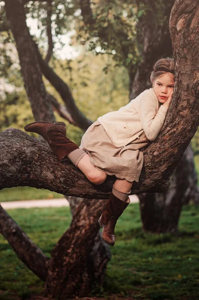 Bambino sognante ragazza seduta albero — Foto Stock