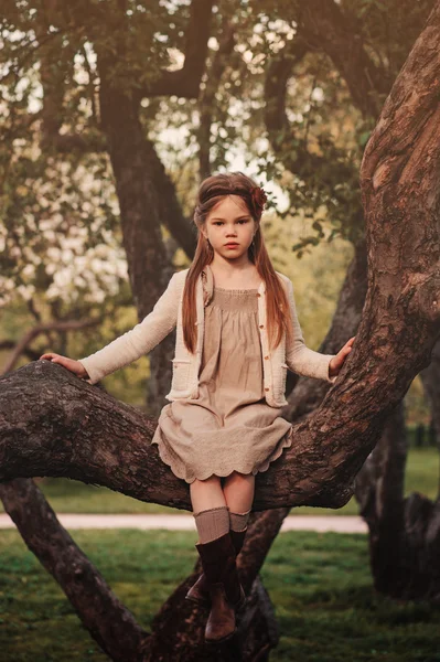 Niño soñador niña sentado árbol — Foto de Stock