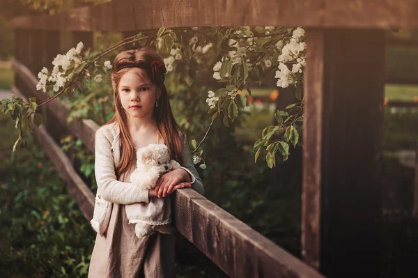 Menina sonhadora com ursinho de pelúcia — Fotografia de Stock