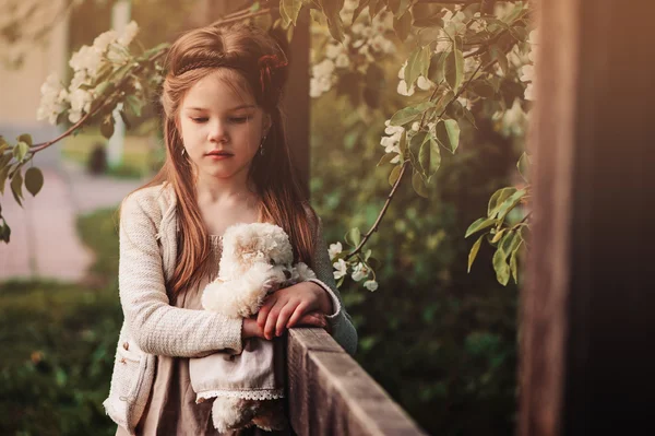 Niña soñadora con oso de peluche — Foto de Stock