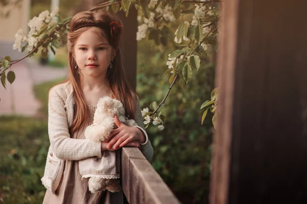 Niña soñadora con oso de peluche — Foto de Stock