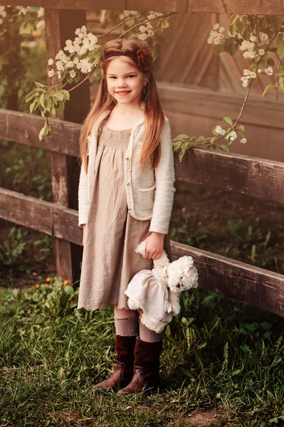 Niña soñadora con oso de peluche — Foto de Stock