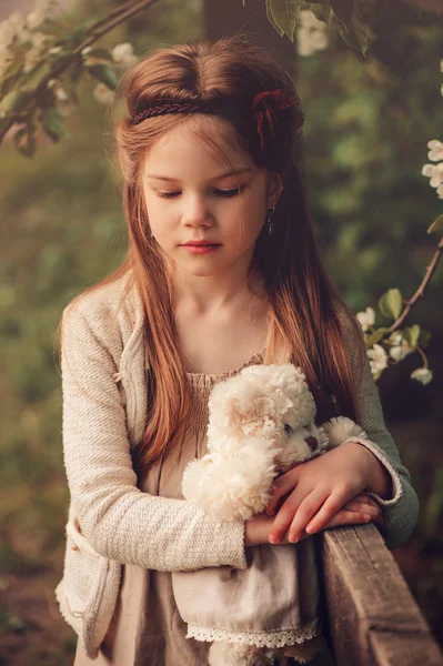 Niña soñadora con oso de peluche — Foto de Stock