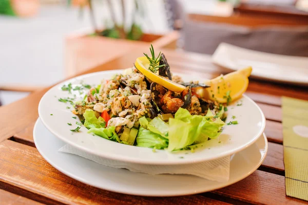 Insalata tradizionale di frutti di mare — Foto Stock