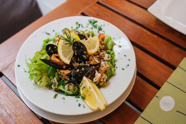 Традиционный салат из морепродуктов — стоковое фото