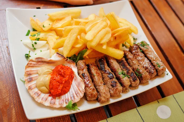 Nourriture traditionnelle slovène - kebab de viande — Photo