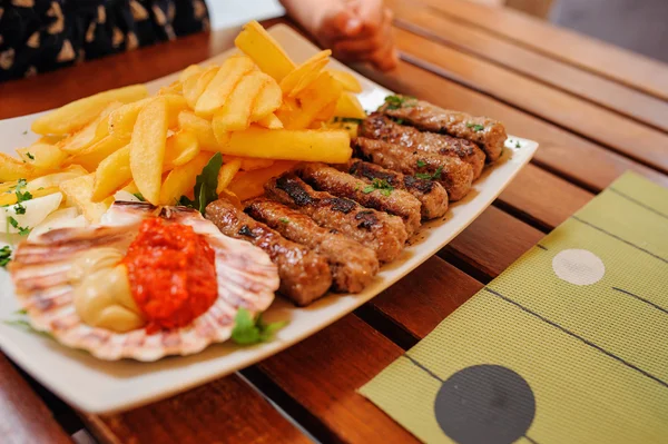 Traditionella slovenska mat - kött kebab — Stockfoto