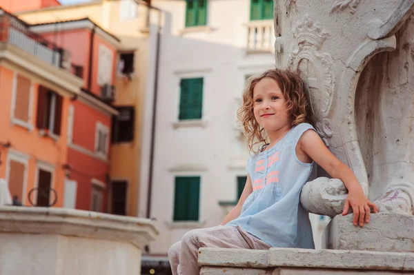 Niña en el paseo por las calles —  Fotos de Stock