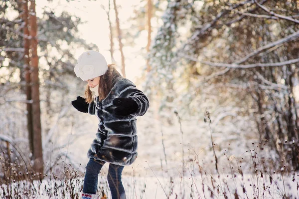 Dívka na útulnou zimní lesní procházka — Stock fotografie