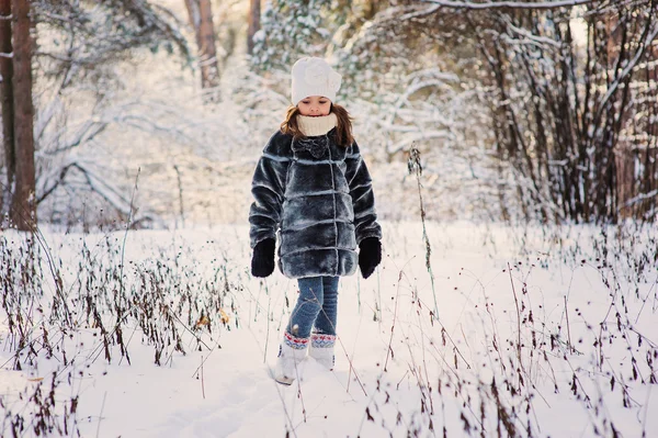 Счастливая девочка на зимней прогулке — стоковое фото