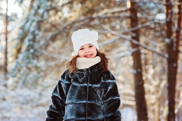 Menina no passeio de floresta de inverno acolhedor — Fotografia de Stock