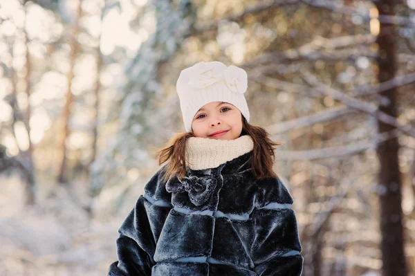 Šťastné dítě dívka na zimní procházce — Stock fotografie