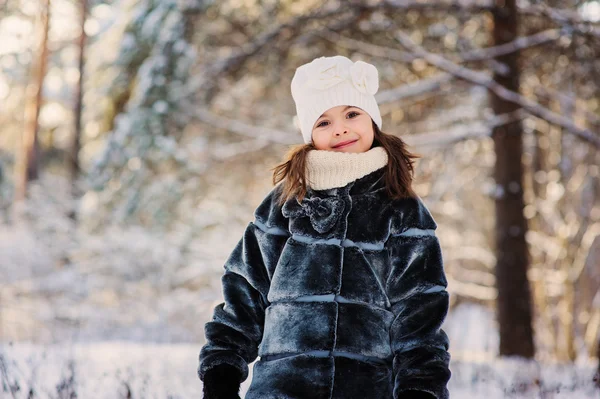 Lyckligt barn flicka på vinterpromenad — Stockfoto
