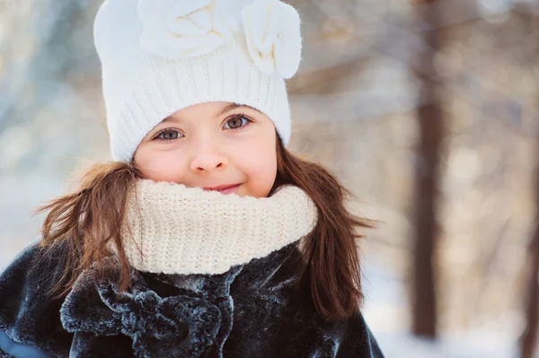 Schattige lachende kind meisje — Stockfoto