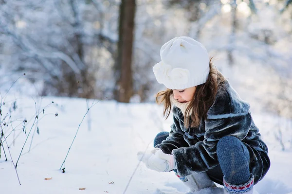 Niña jugando con nieve — Foto de Stock