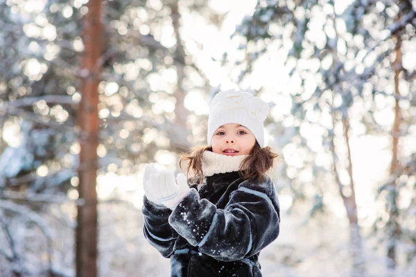 Criança menina brincando com neve — Fotografia de Stock