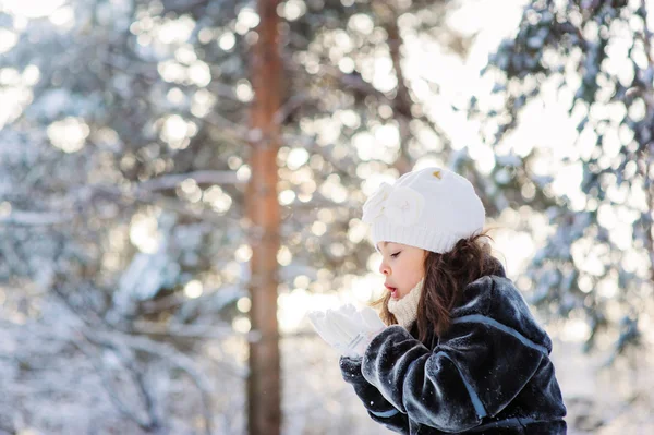 Child girl playing with snow — Stock Photo, Image
