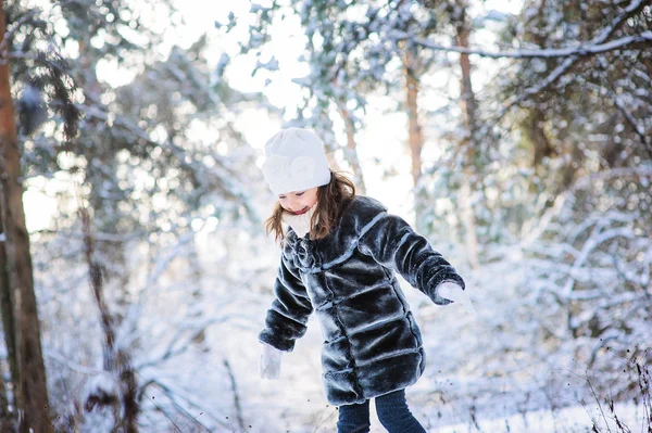 Flicka på mysig vinterpromenad skog — Stockfoto