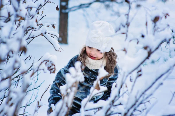 Flicka på mysig vinterpromenad skog — Stockfoto