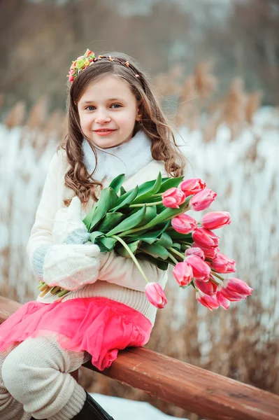 Девочка с букетом тюльпанов — стоковое фото