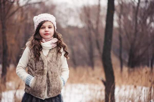 Девочка на зимней прогулке — стоковое фото