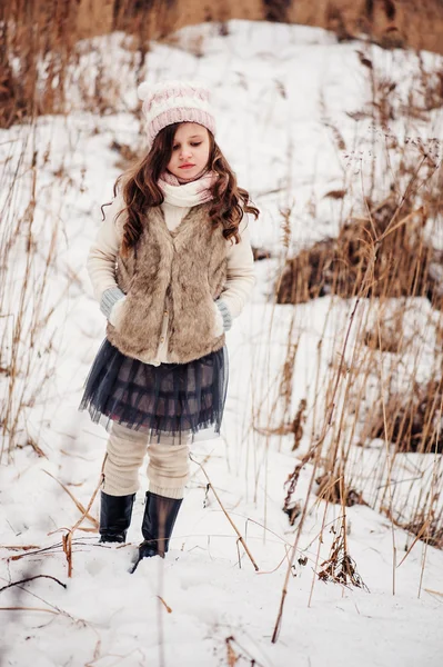 Menina na caminhada de inverno — Fotografia de Stock