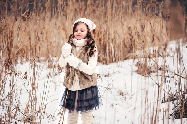 Niña en paseo de invierno — Foto de Stock