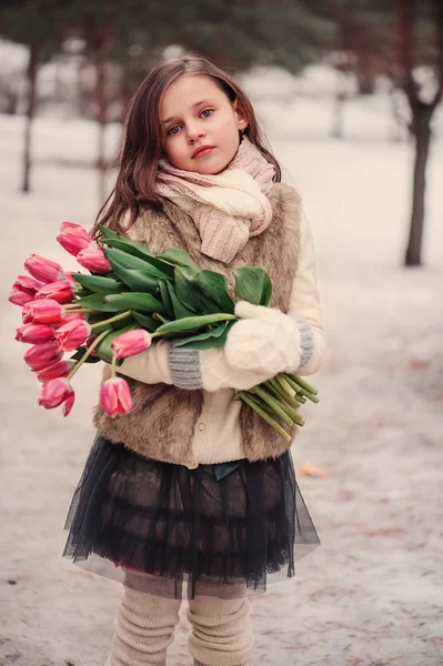 Девочка с букетом тюльпанов — стоковое фото
