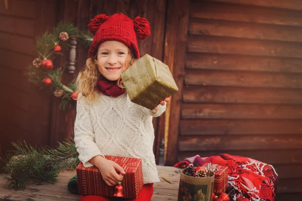 Bambino felice ragazza che celebra il Natale — Foto Stock