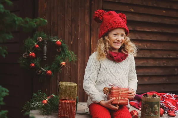 Glückliches Kind Mädchen feiert Weihnachten — Stockfoto