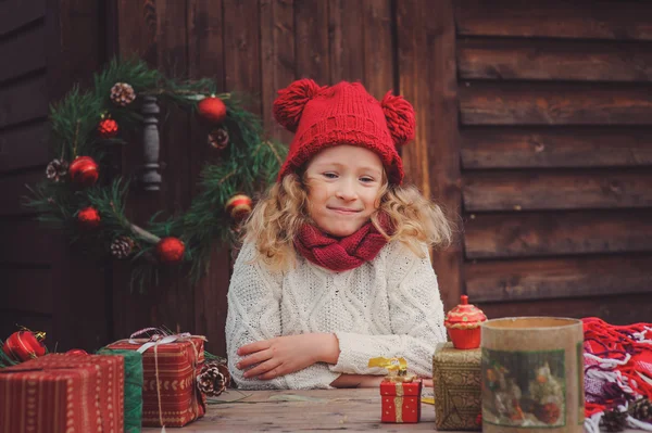 Noel kutluyor kız mutlu çocuk — Stok fotoğraf