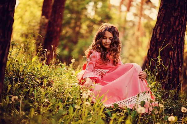 Дівчина в рожевій казковій сукні принцеси — стокове фото