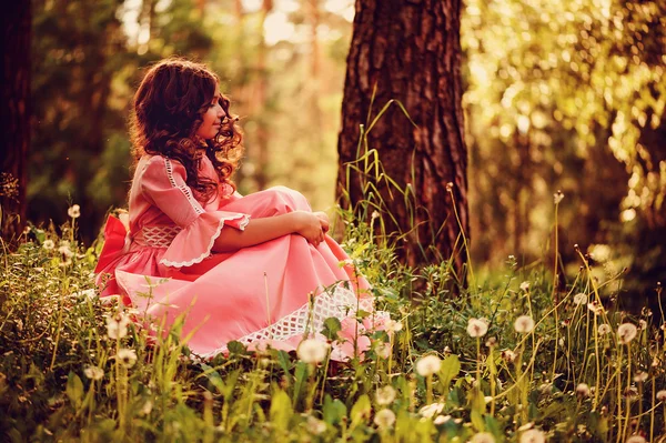 Niña en vestido de princesa cuento de hadas rosa — Foto de Stock