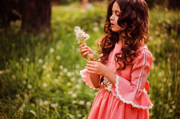 Fille princesse conte de fées avec des pissenlits — Photo