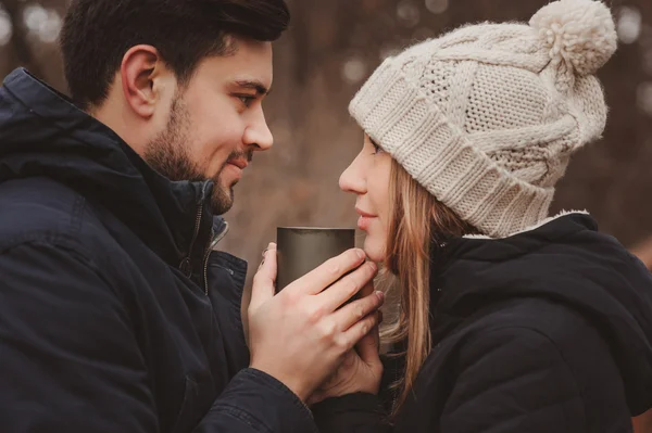 Amando jovem casal feliz juntos ao ar livre em acolhedor passeio quente na floresta — Fotografia de Stock