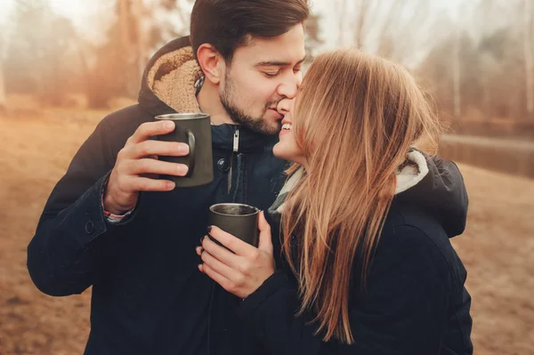 Amando jovem casal feliz juntos ao ar livre em acolhedor passeio quente na floresta — Fotografia de Stock
