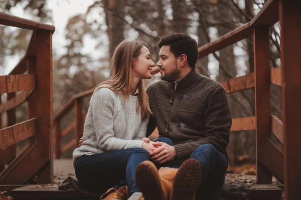 Liebendes junges Paar glücklich zusammen im Freien auf einem gemütlichen, warmen Waldspaziergang — Stockfoto