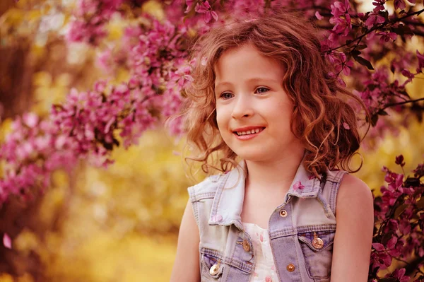 Child girl in spring garden — Stock Photo, Image